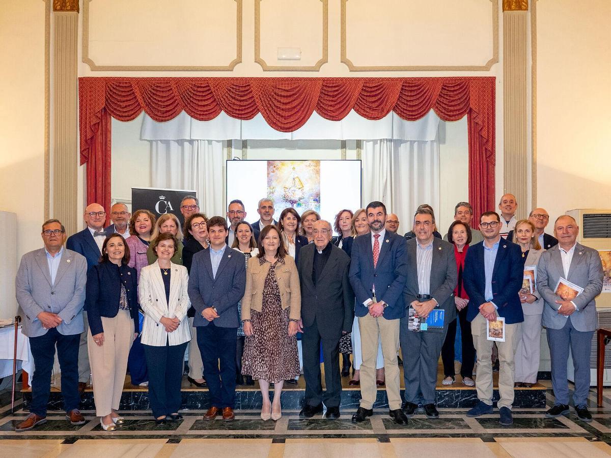 Miembros de la junta de gobierno d ela Real Cofradía de la Virgen del Lledó junto al prior emérito, Ignacio Pérez de Heredia.
