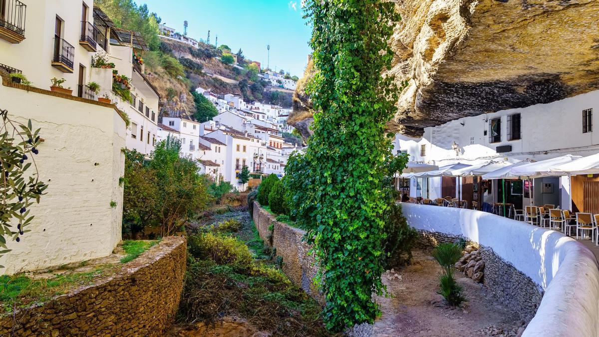 Es, literalmente, un pueblo que se asienta bajo las rocas de la montaña.