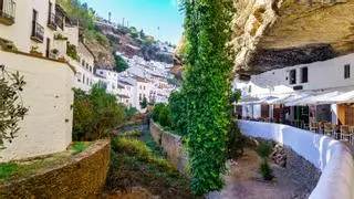 Este pueblo blanco de Cádiz es una joya de la arquitectura popular: sus casas están literalmente construidas bajo las piedras