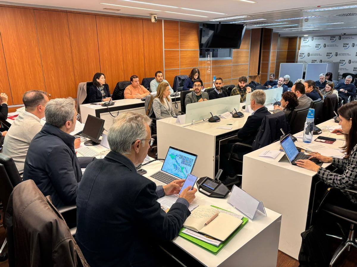 La reunión entre alcaldes y alcaldesas del Túria con el Gobierno central se ha llevado a cabo en el salón de plenos de Riba-roja.