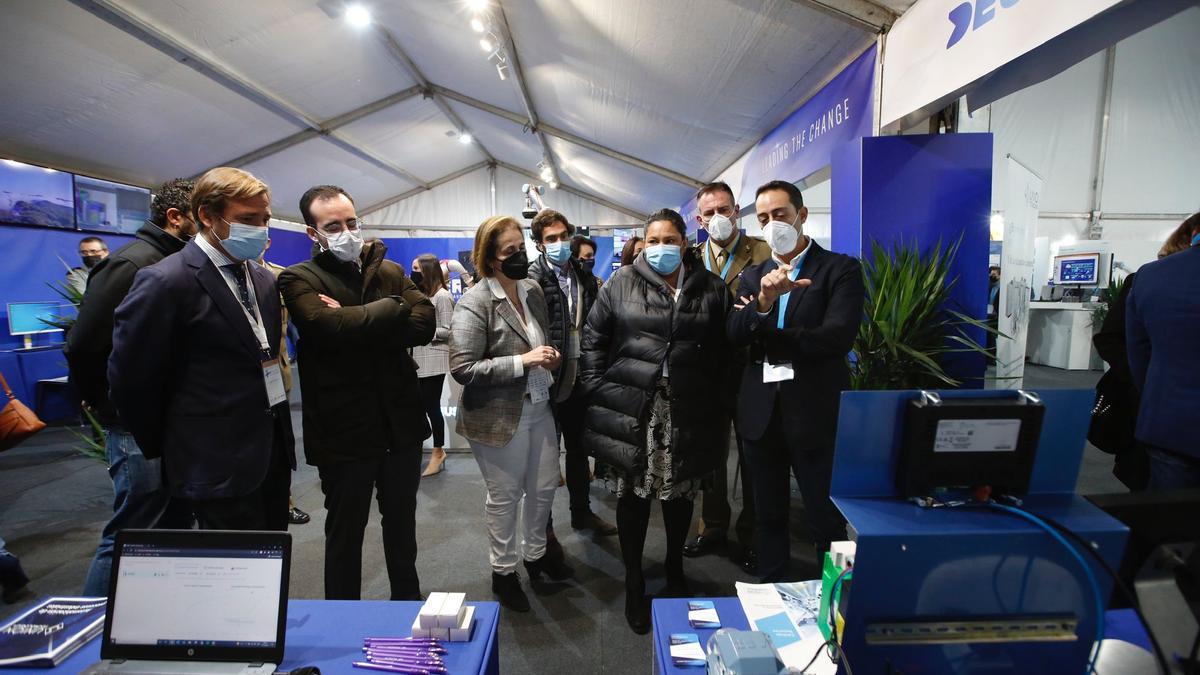 Algunas de las autoridades asistentes a la inauguración de On Industry visitan los estands.