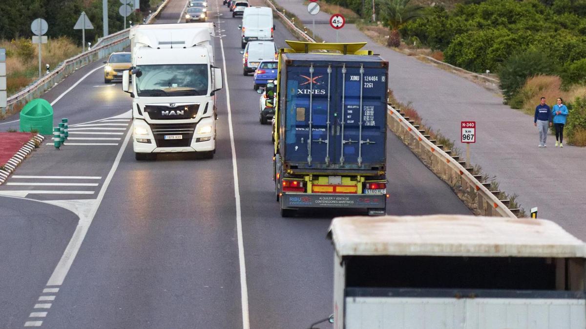 Varios camiones, en una carretera de la provincia.