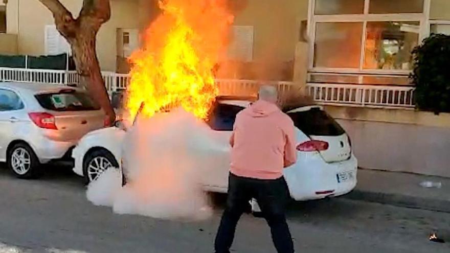 Der Polizist brauchte drei Feuerlöscher.