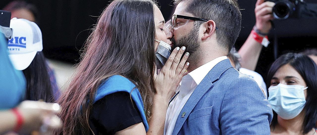 Boric e Irina Karamanos besándose durante el cierre de campaña en Santiago de Chile.