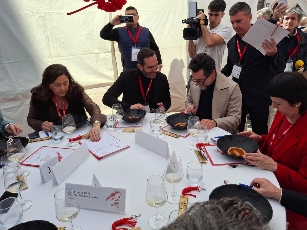 Quique Dacosta y otros miembros del jurado degustando uno de los platos