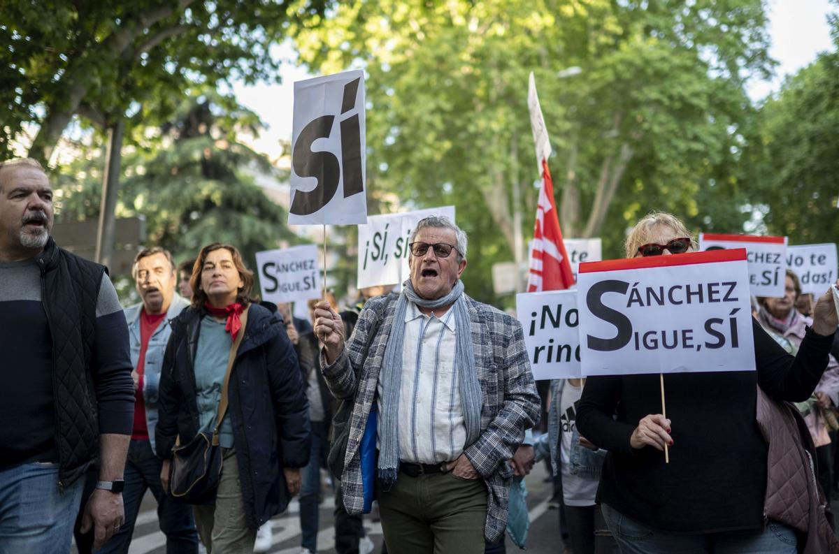 Decenas de personas durante una manifestación en apoyo a Pedro Sánchez, hoy 28 de abril de 2024, en Madrid. La manifestación se ha convocado bajo el lema ‘Sus chantajes, sus bulos y su mafia no pueden contra la democracia y contra el pueblo’