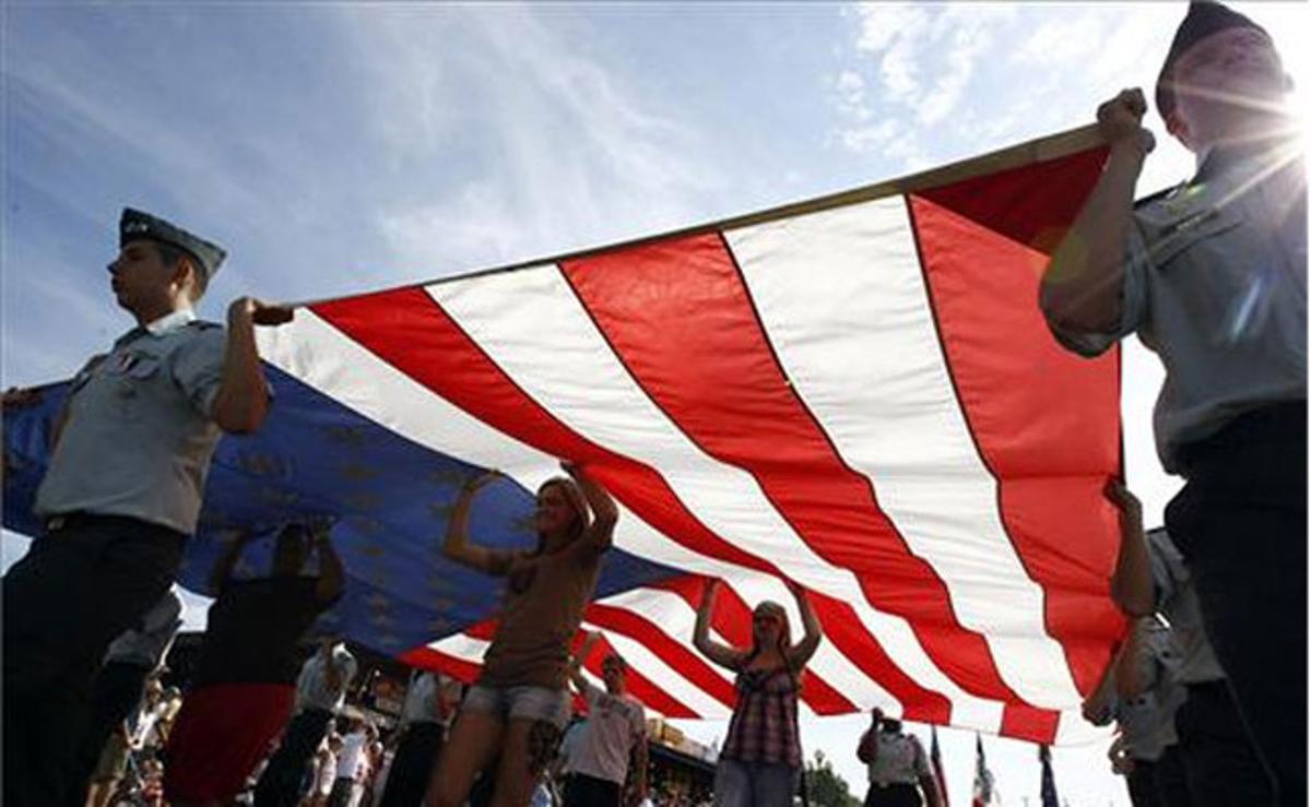 Una bandera dels EUA al carrer principal de Des Moines, durant la desfilada de la Fira Estatal d’Iowa (EUA).