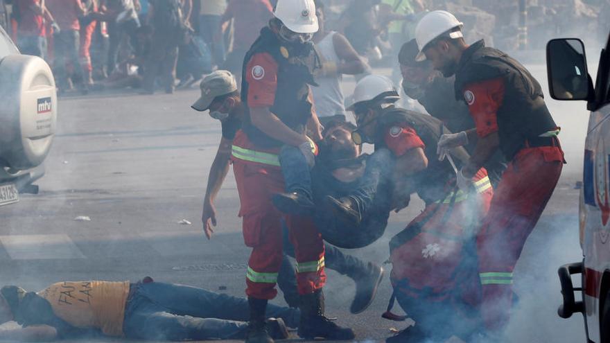 Agents dels serveis d&#039;emergència atenen a ferits durant les protestes a Beirut d&#039;aquest dissabte 8 d&#039;agost de 2020