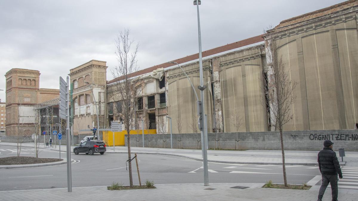 Imatge d’arxiu de la Fàbrica Nova de Manresa des de la confluència de la Via de Sant Ignasi i l’avinguda Bertrand i Serra