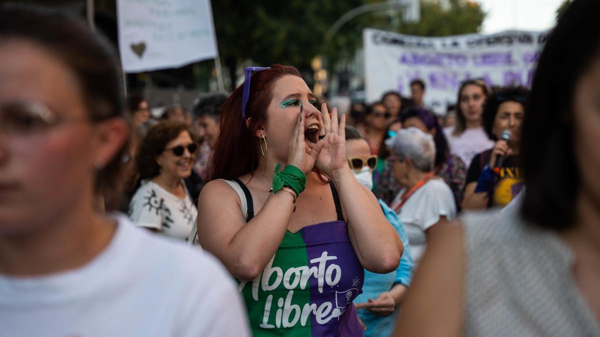 Una mujer protesta en la manifestación por el Día de Acción Global por la despenalización del aborto, a 28 de septiembre de 2023, en Madrid (España).