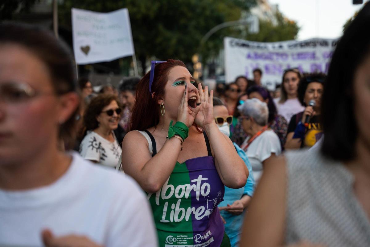 Una mujer protesta en la manifestación por el Día de Acción Global por la despenalización del aborto, a 28 de septiembre de 2023, en Madrid (España).