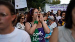 Archivo - Una mujer protesta en la manifestación por el Día de Acción Global por la despenalización del aborto, a 28 de septiembre de 2023, en Madrid (España).