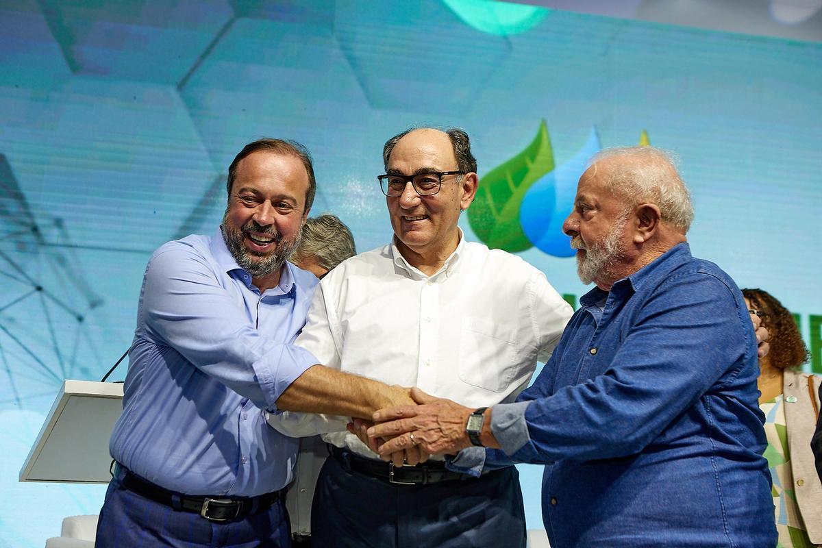 Ignacio Galán, presidente de Iberdrola (en el centro), junto a Luiz Inácio Lula da Silva, presidente de Brasil, y Alexandre Silveira, ministro brasileño de Minas y Energía (izquierda).