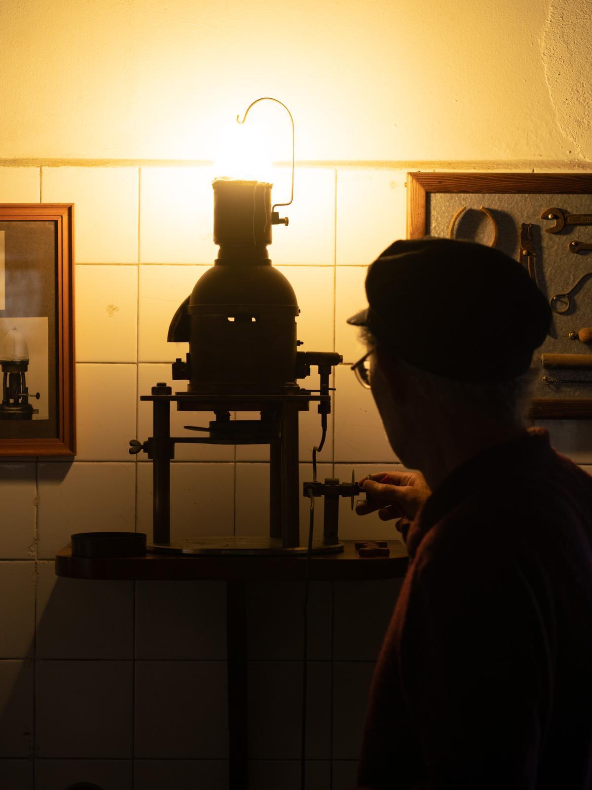 Un farero enciende una lámpara «Chance Brothers & Co 85 mm» de vapor de petróleo a presión, que se utilizó desde 1926 hasta 1990, cuando se sustiyó por una eléctrica.