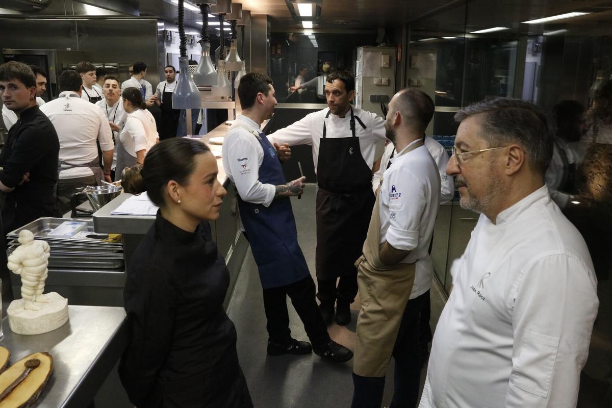 Els cuiners de Les Cols i el Celler de can Roca parlant a la cuina del 'Sopar Esperit Fòrum'