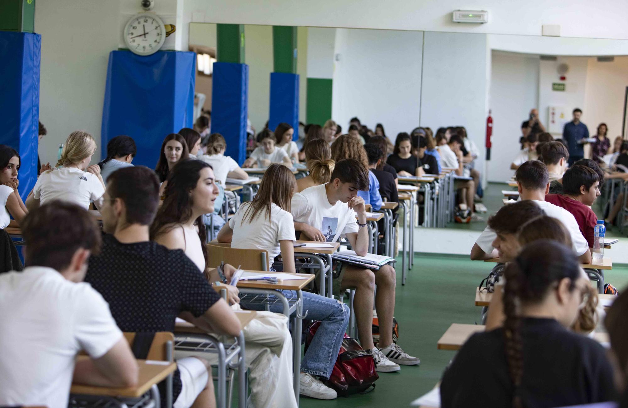 Alumnos de los institutos de la Costera y la Canal se enfrentan a los primeros exámenes de las PAU en Xàtiva