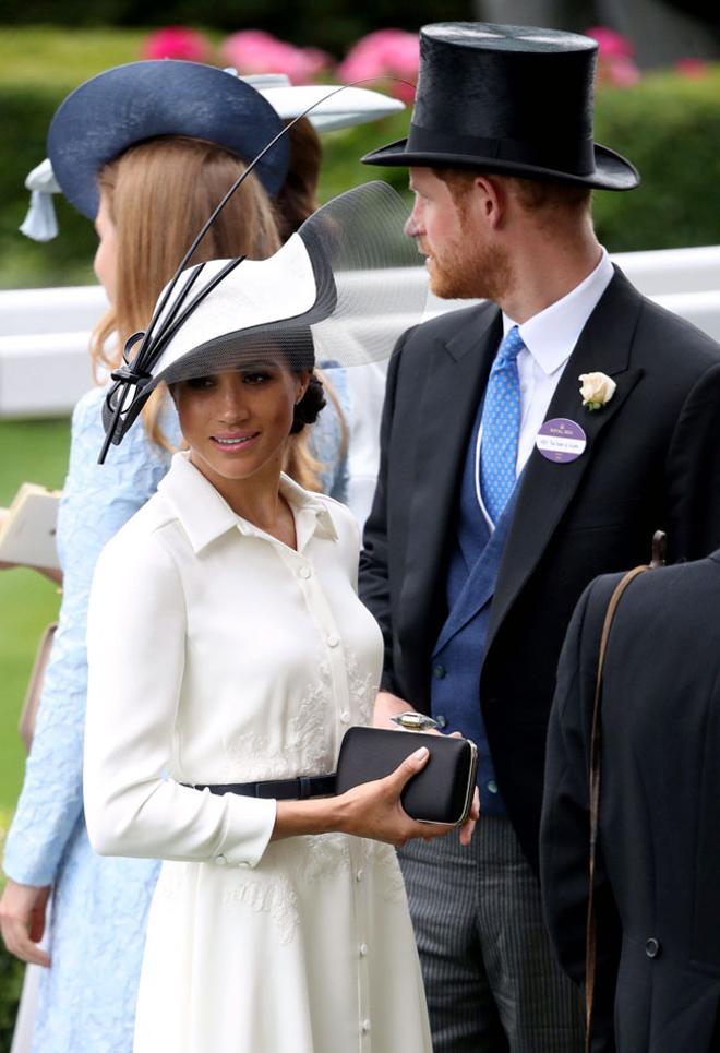 Meghan Markle en su primeras carreras de Ascot con look de givenchy y Philip Treacy