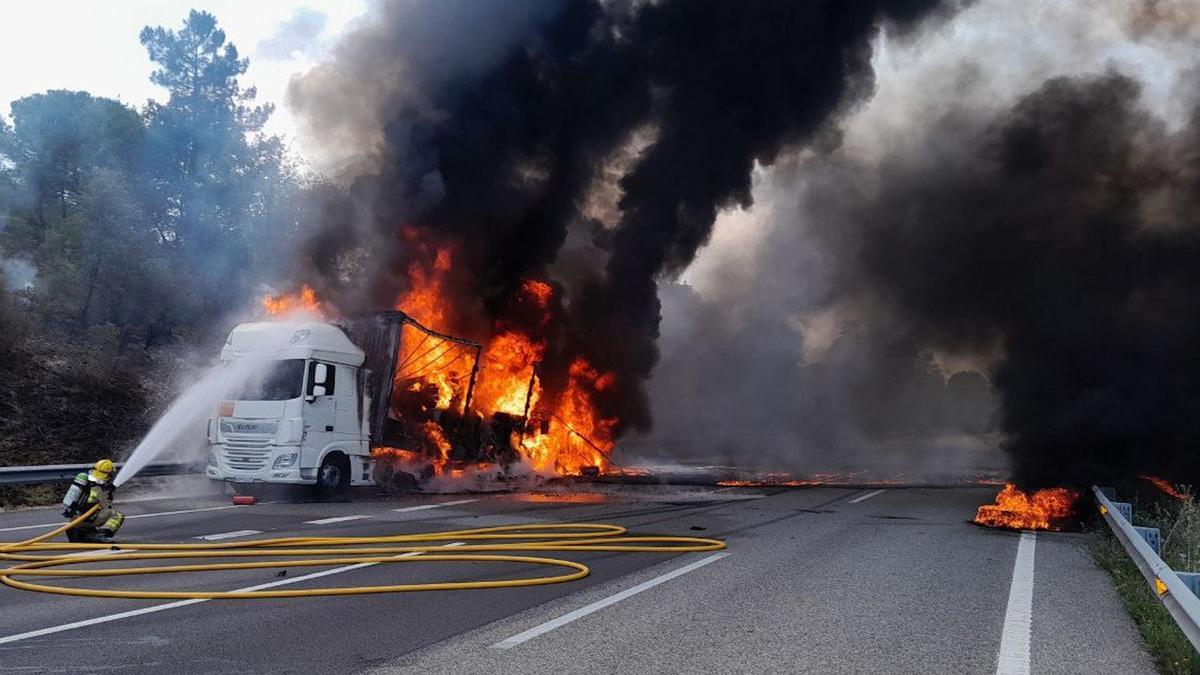 Un camió carregat amb mercaderies perilloses s'incendia a l'AP-7 i obliga a tallar-la en els dos sentits