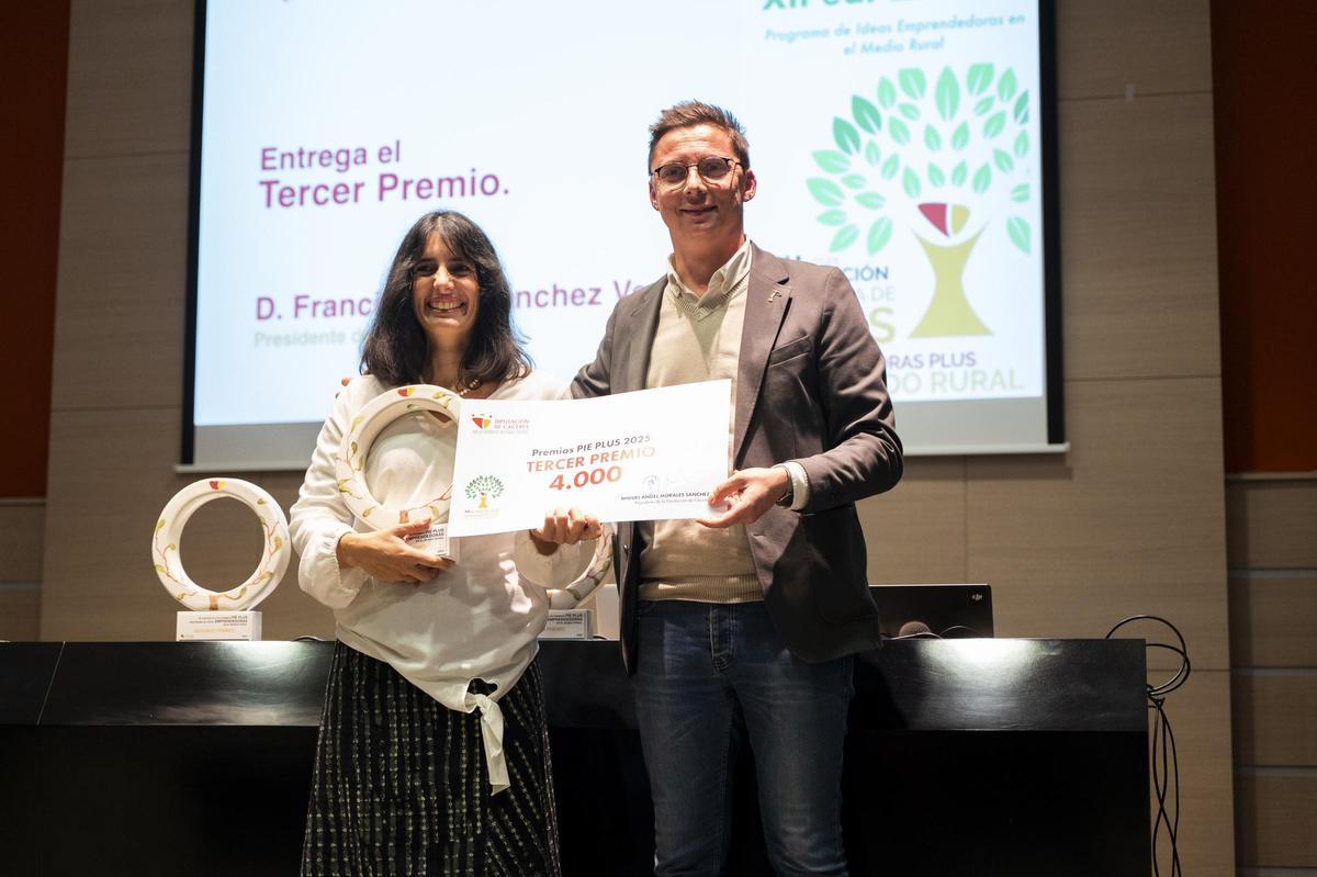 Francisco Javier Sánchez Vega,  presidente de Redex, y Renata Gutiérrez, premiada con el tercer premio, posan para la foto tras la entrega.