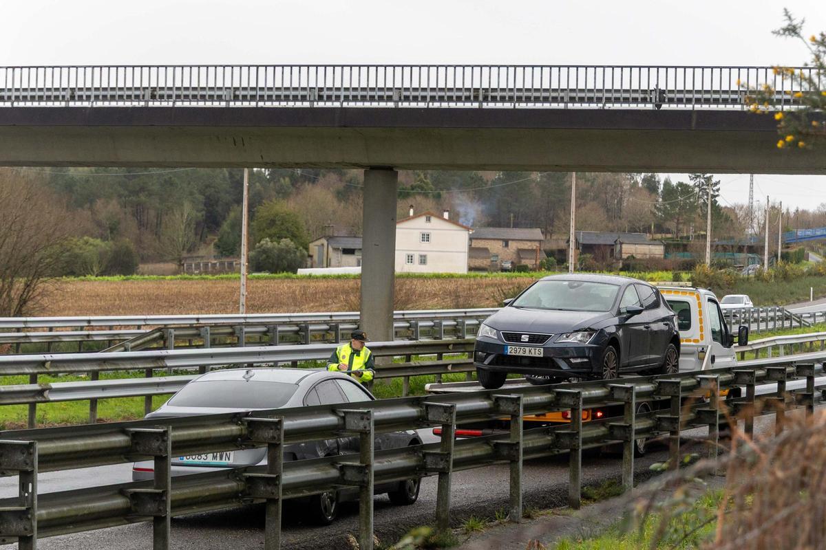 Un accidente múltiple obliga a cortar la AP-9 en sentido Santiago