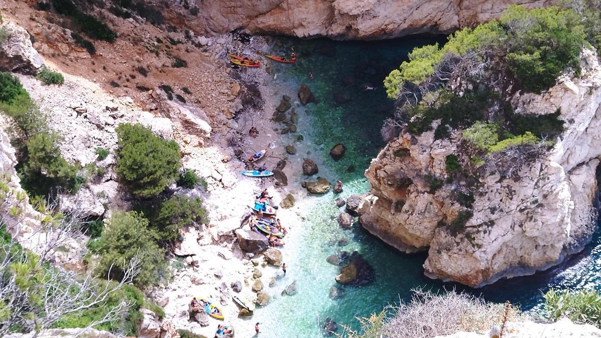 Kayaks en la cala de En Caló