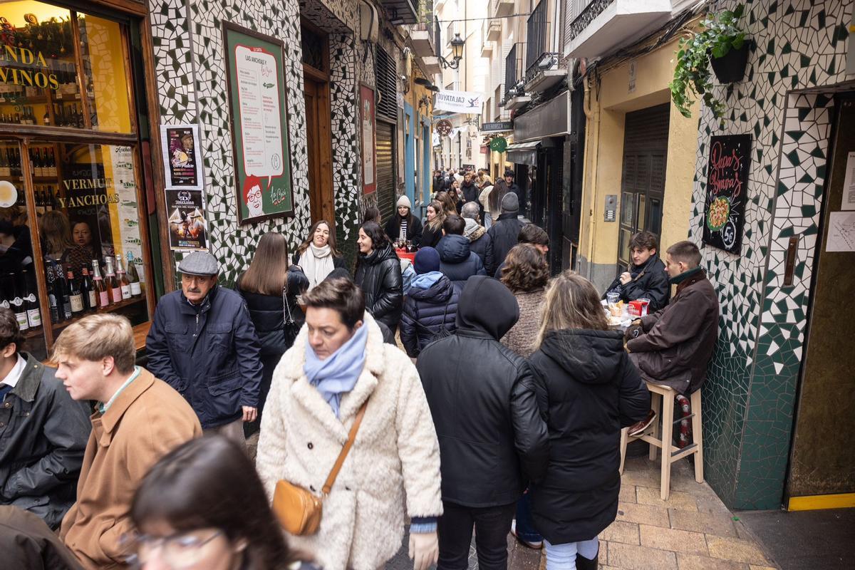 En imágenes | Gran ambiente en el Tubo en el último vermú del año 2024