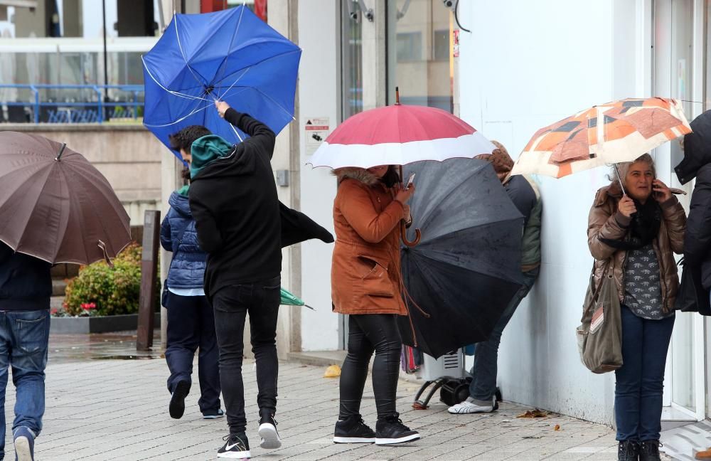 El viento y la lluvia marcaron la jornada de ayer en Vigo // Marta G. Brea