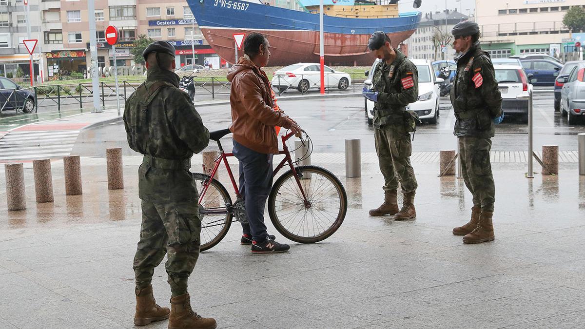 Militares de la UME, durante el despliegue realizado en Vigo en la primera ola de la pandemia // Ricardo Grobas