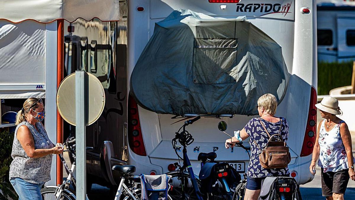 Una caravana en un camping del Rincón de Loix. | DAVID REVENGA
