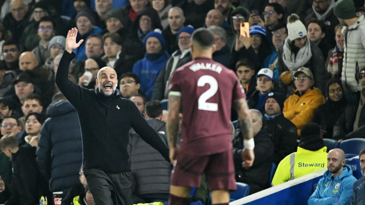 Guardiola, dando instrucciones a Walker