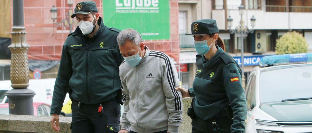 El acusado, a su llegada al juicio, en abril, bajo custodia de la Guardia Civil.