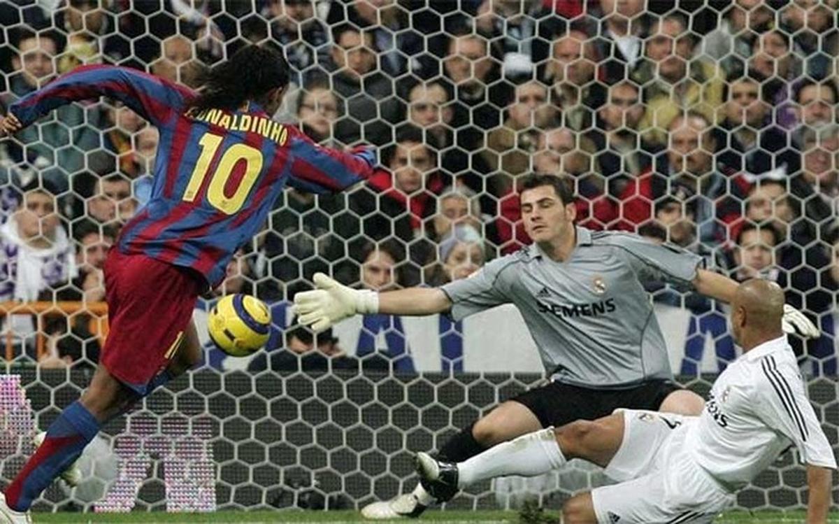 Ronaldinho marcó dos goles en el Bernabéu en el Clásico de noviembre de 2005.