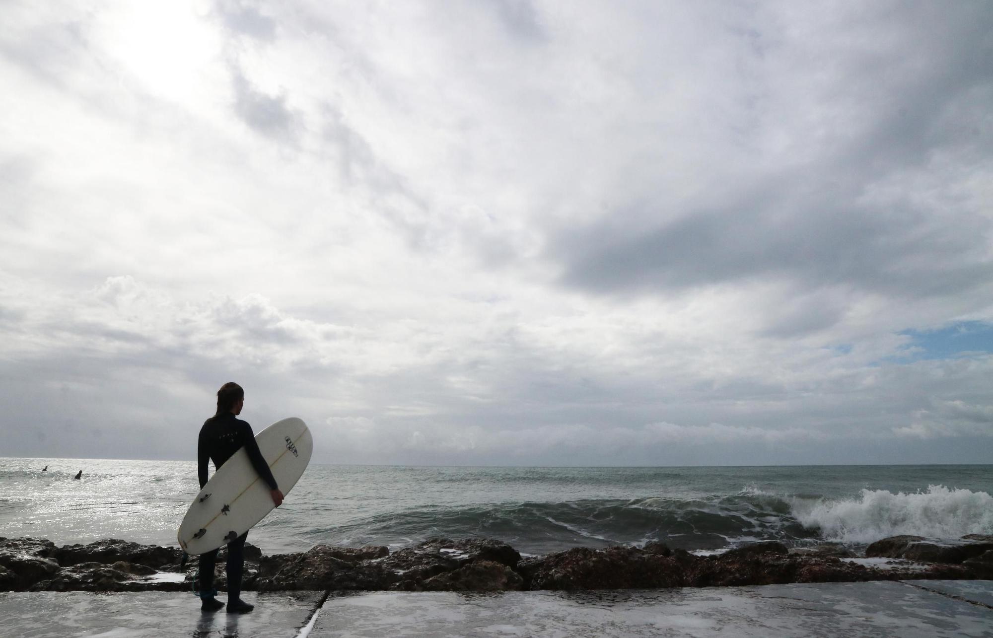 Temporal en la playa El Dedo con surfistas