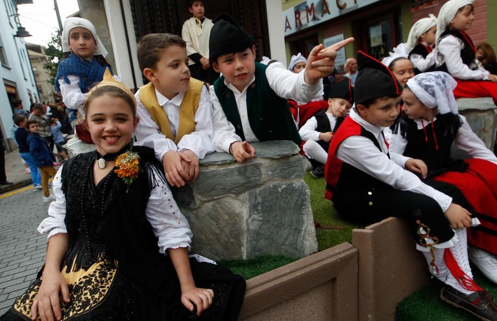 Desfile de grupos folclóricos en los Güevos Pintos 2017