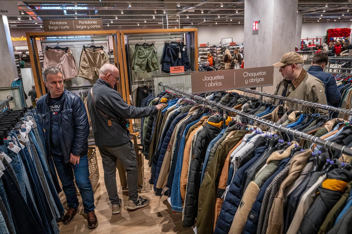 Furor y ofertas en el estreno de la primera tienda en Barcelona del outlet de grandes marcas TK-Maxx