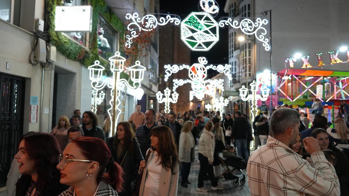 Zona comercial con adornos navideños del año pasado en Villanueva de la Serena.