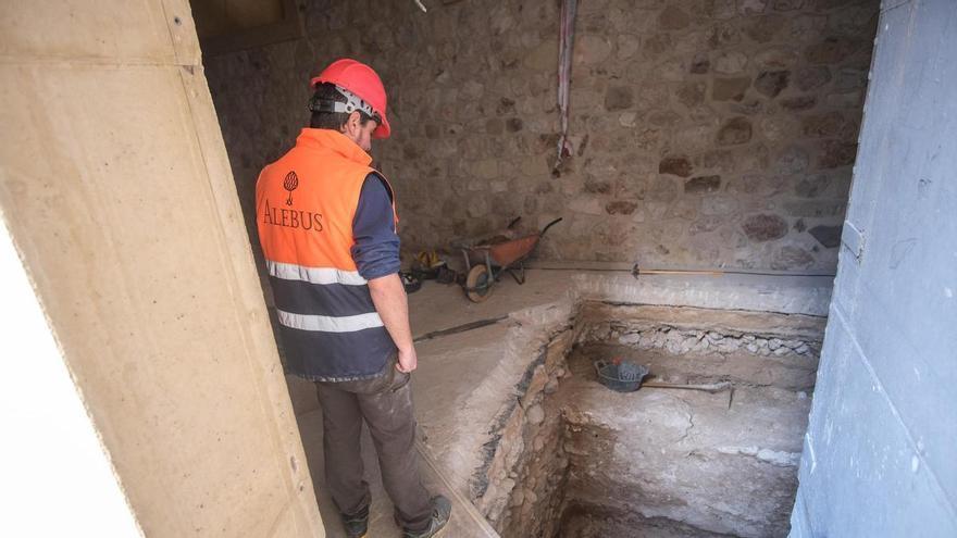 La aparición de restos arqueológicos en Elche paraliza las obras del MAHE y obligan a hacer excavaciones