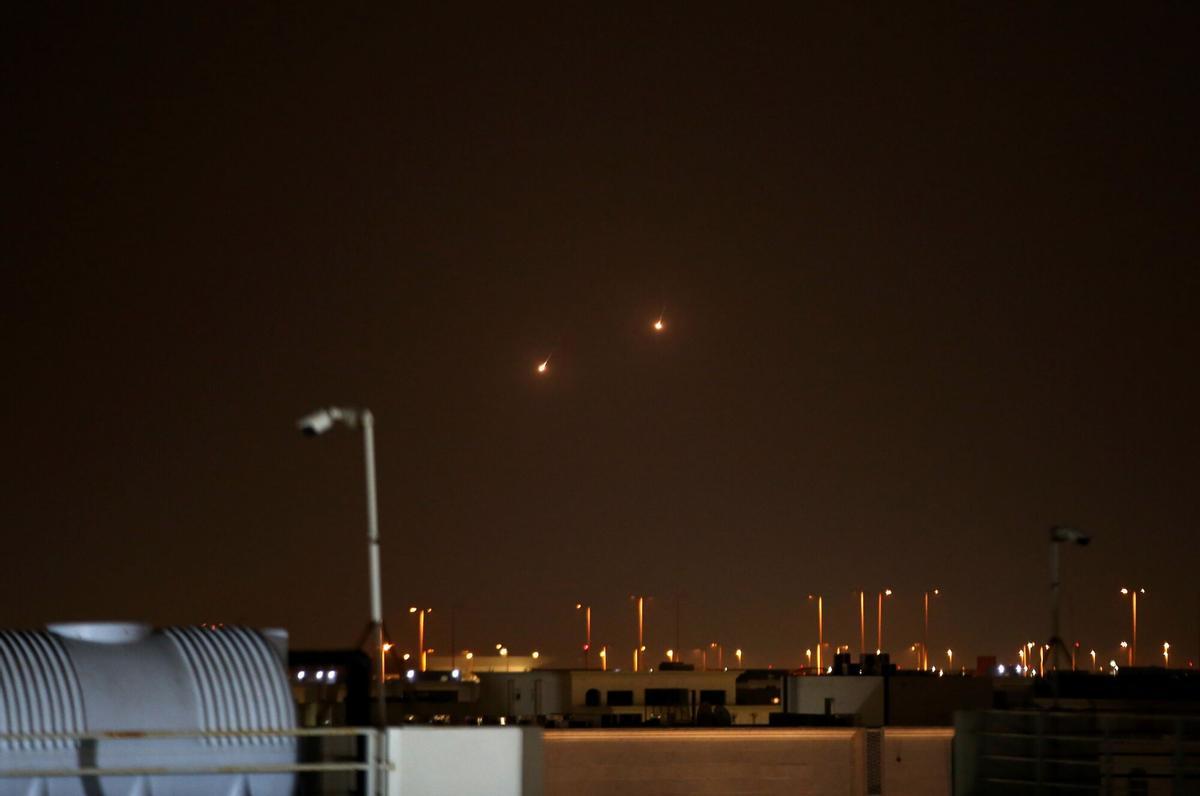 Las fuerzas armadas qataríes interceptan misiles iraníes sobre la ciudad de Doha.