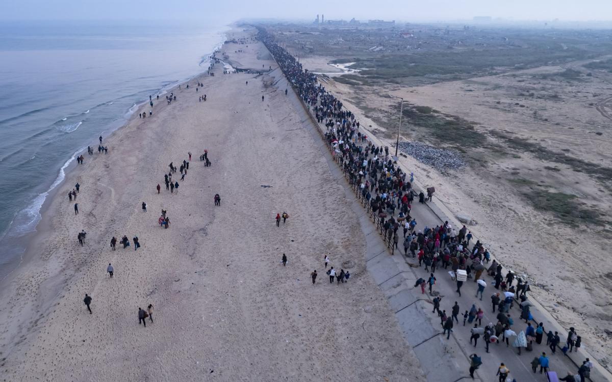 Palestinos desplazados regresan a sus hogares al norte de una Gaza ...