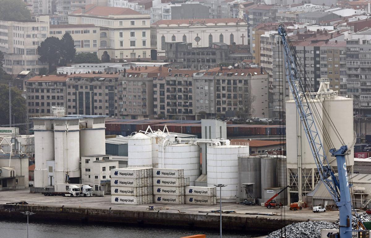 Vigo. Vista de los silos de cemento de Tudela Veguín, ubicados en el puerto o muelle de Guixar, y pendientes de demolición