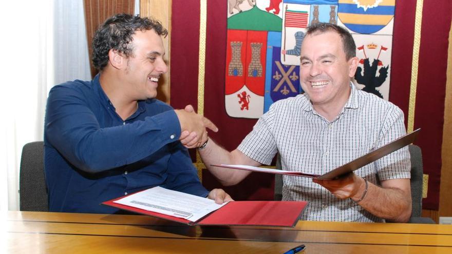 Tomás del Bien junto a Francisco José Requejo firman el convenio en la Diputación de Zamora.