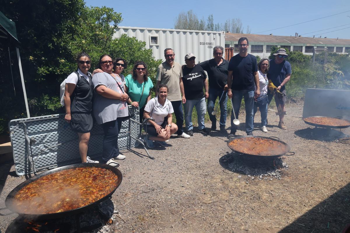 La gente del colectivo festivo preparó paellas para 160 comensales.
