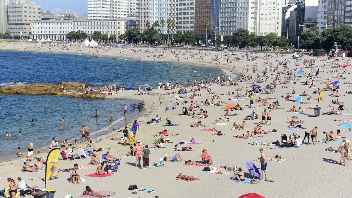 La playa de Riazor, una de las más populares de A Coruña, este verano.