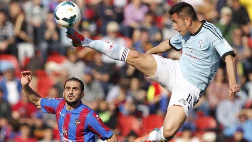 Charles, con la camiseta del Celta.