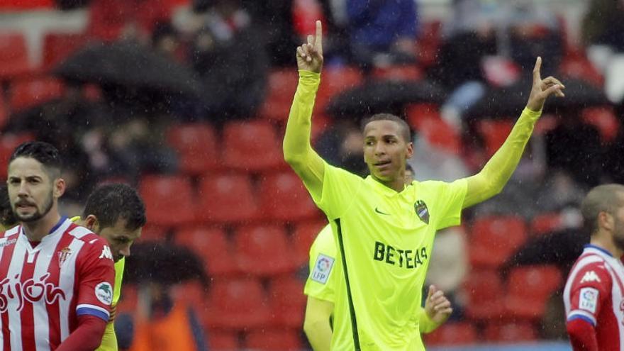 El brasileño Deyverson celebra uno de sus goles.