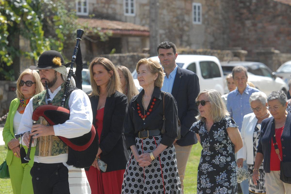 Es el último domingo del mes de agosto, el día más especial del año en el Pazo de Oca. Como marca la tradición y coincidiendo con la celebración del Sagrado Corazón, el duque de Segorbe, Ignacio Medina y Fernández de Córdoba y la princesa María de la Gloria de Orleans y Bragança abren las puertas del conocido como «Versalles gallego» para recibir una vez más a sus amigos. Es el último domingo del mes de agosto, el día más especial del año en el Pazo de Oca. Como marca la tradición y coincidiendo con la celebración del Sagrado Corazón, el duque de Segorbe, Ignacio Medina y Fernández de Córdoba y la princesa María de la Gloria de Orleans y Bragança abren las puertas del conocido como «Versalles gallego» para recibir una vez más a sus amigos.