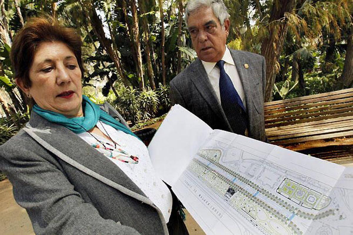 Los botánicos Blanca Díez y Alfredo Asensi, en 2014 en el Parque de Málaga con un plano de esta zona verde.