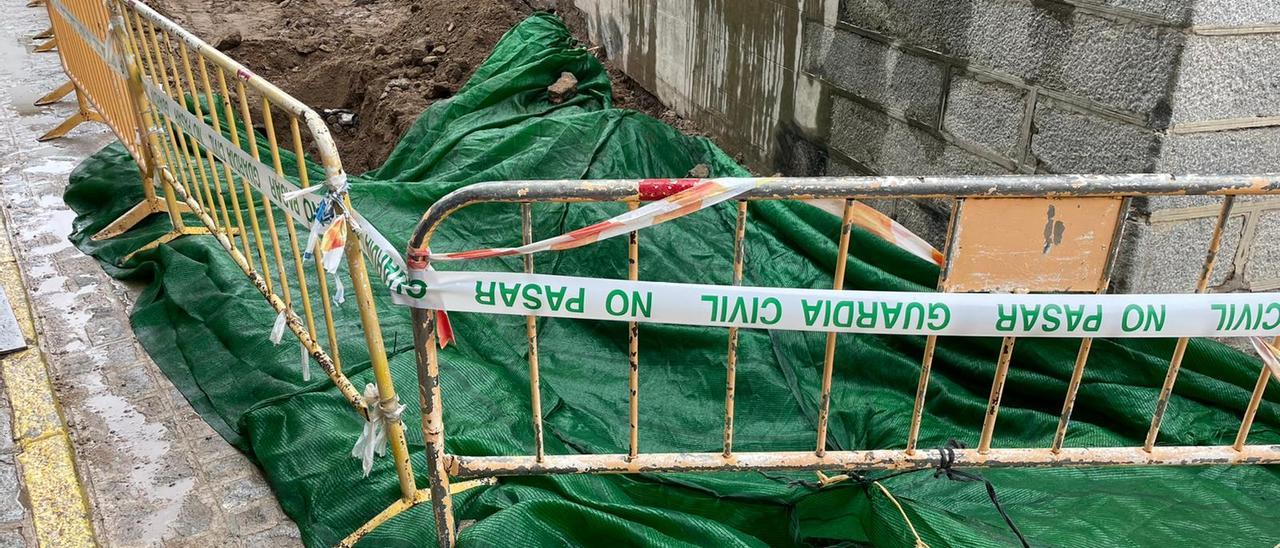 Obras precintadas en la calle Celestino Martínez.