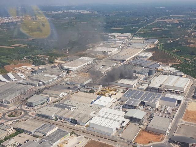 Incendio en la nave de Grefusa en Alzira