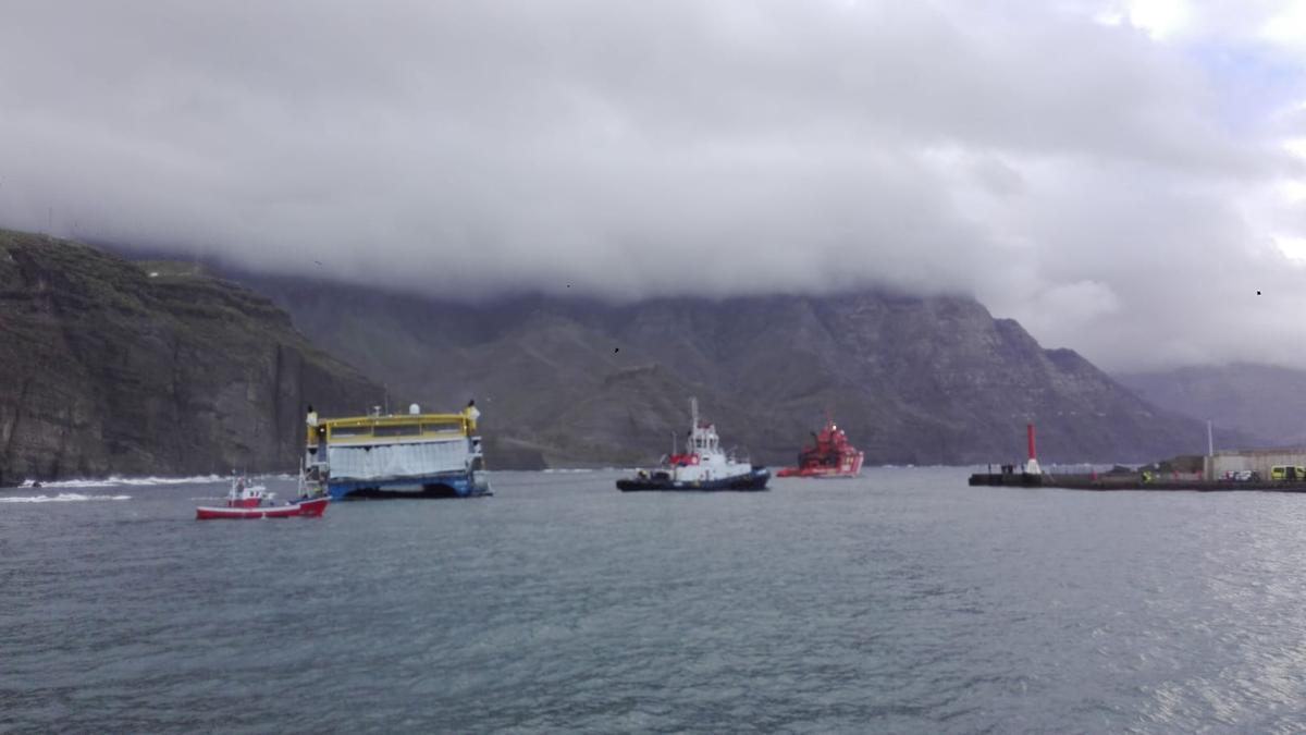 Dos remolcadores trabajan para llevar el catamarán de Fred Olsen al muelle de Agaete